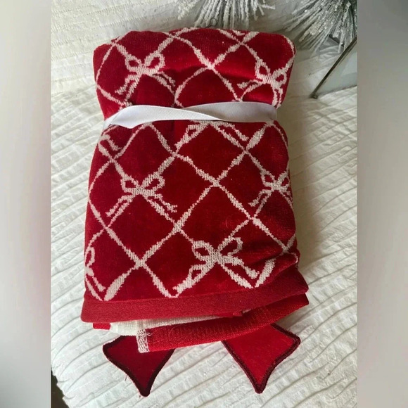 Wellesley Manor Festive Hand Towel Set with Red Bow Design 2 Packs total - Picture 2 of 2